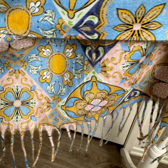 100% Viscose Floral Scarf Shawl Like NEW - Picture 4 of 8